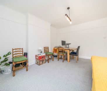 Birkenhead Avenue, KT2, London - Photo 5