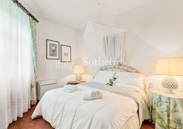 Elegante villa con giardino a due passi dal mare