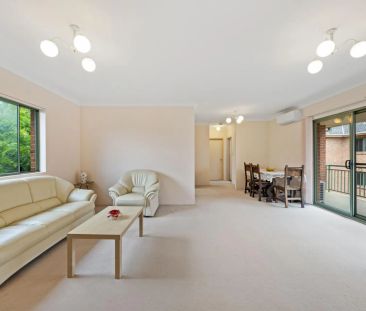 Large, well presented two bedroom unit. - Photo 4