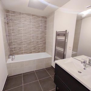 Location Appartement 2 pièces 49m² ST PRIEST 69800 - Photo 2