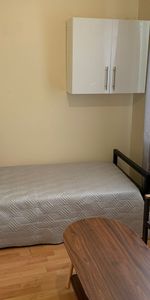 Room in a Shared Flat, Bowes Road, N11 - Photo 3
