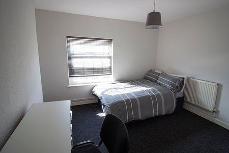 7 bedroom townhouse to rent - Photo 4
