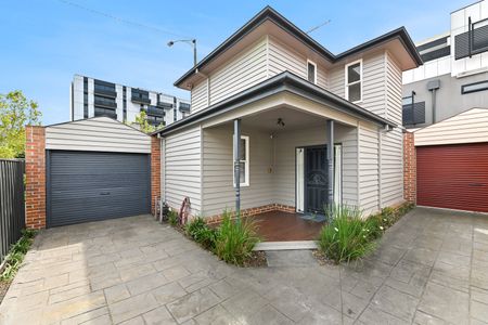 SPACIOUS THREE BEDROOM TOWNHOUSE WITH STUDIO IN THE HEART OF OAKLEIGH - Photo 5