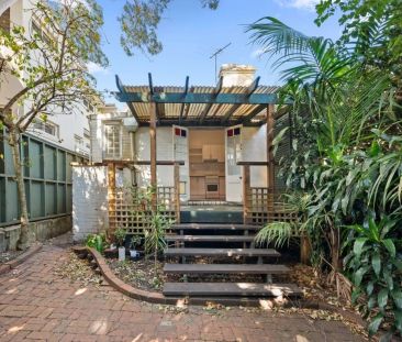 Charming Two-Bedroom Terrace with Sunny Courtyard Oasis in Queens Park - Photo 2