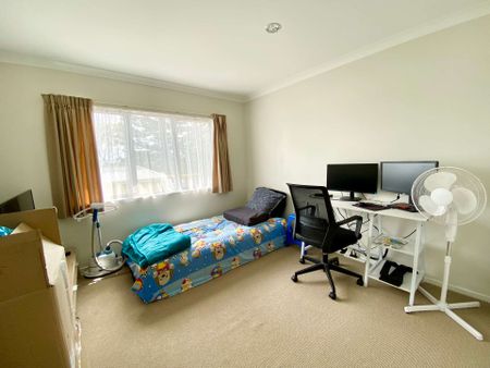 Spacious Family Home in Mount Roskill - Photo 5