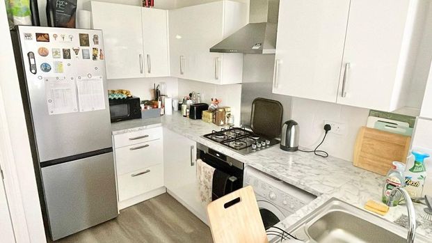1 bedroom in a flat share to rent - Photo 1