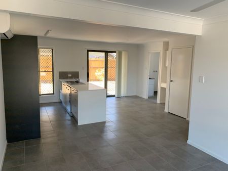 WELL APPOINTED MODERN TOWN HOUSES AVAILABLE 10/01/2026 - Photo 4