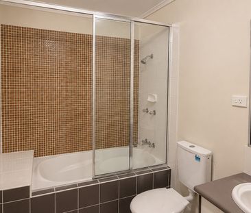 Townhouse in quiet complex - Photo 5
