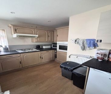 Portlands, Fairfields Avenue Bramley - Photo 5