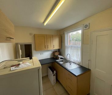 2 bedroom end of terrace house to rent - Photo 3