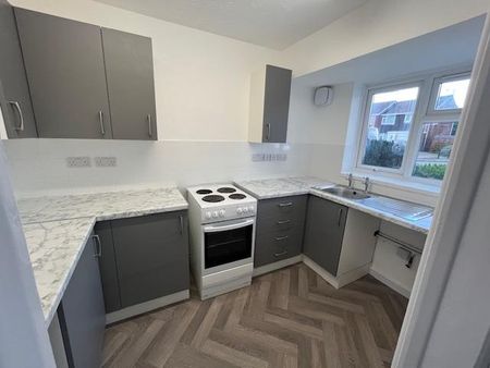 2 bedroom semi-detached house to rent - Photo 5