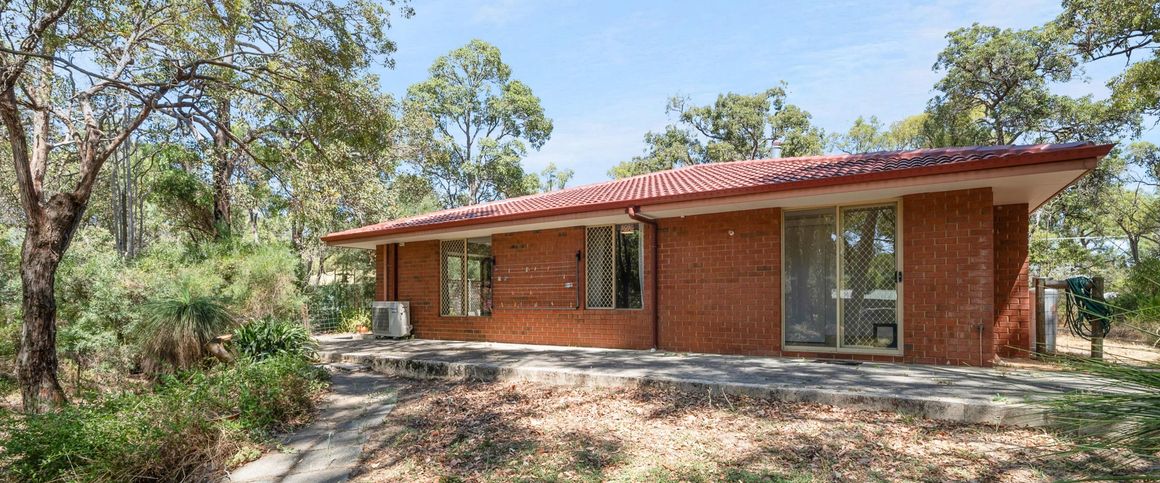 SPACIOUS 5x2x2 IN THE PERTH HILLS - Photo 1