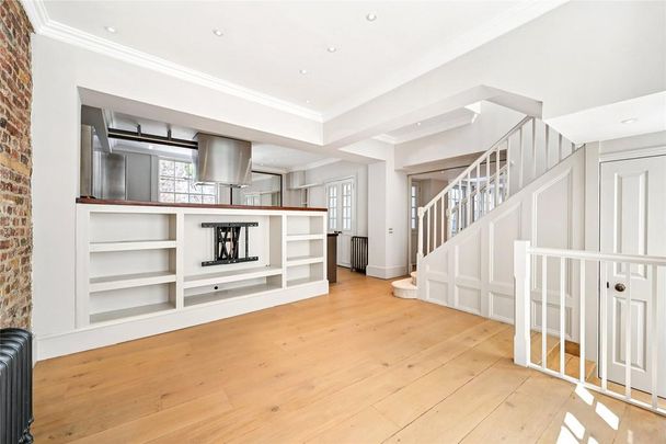 5 bedroom mews to rent - Photo 1