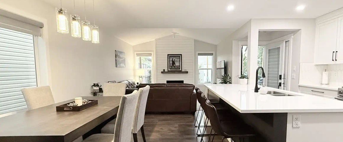 Beautiful 4-Bedroom Home in Airdrie — 4 Bedrooms House - Photo 1