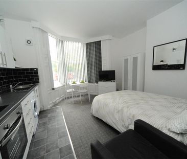 United Kingdom, 23-25 The Crescent, TS5 6SG, Middlesbrough - Photo 1