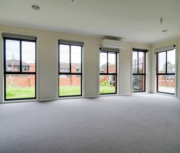 Modern unit, close to everything! - Photo 5