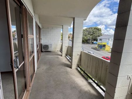 SPACIOUS ONE BEDROOM APARTMENT IN REMUERA - Photo 4