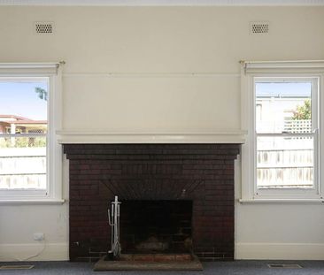 CHARMING 3 BEDROOM COTTAGE CLOSE TO TOWN!!! - Photo 2