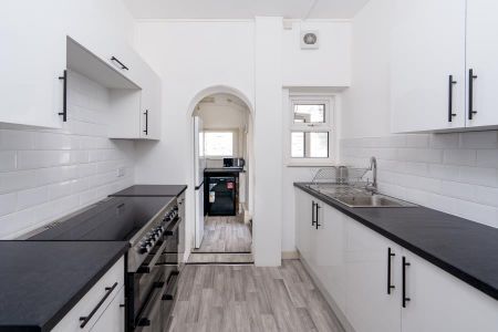 6 bedroom semi-detached house to rent - Photo 5