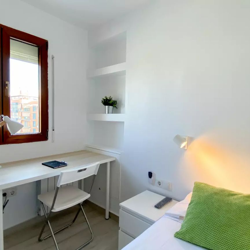 Room in a shared 3-bedroom apartment for rent in Cabanyal-Canyamelar. - Photo 1