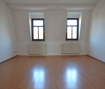 3-Raumwohnung mit Einbauküche , Wannenbad & Laminat - Foto 1