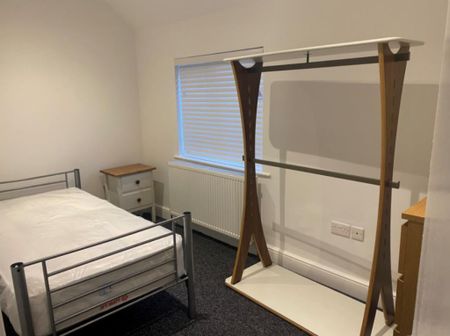 5 bedroom semi-detached house to rent - Photo 2