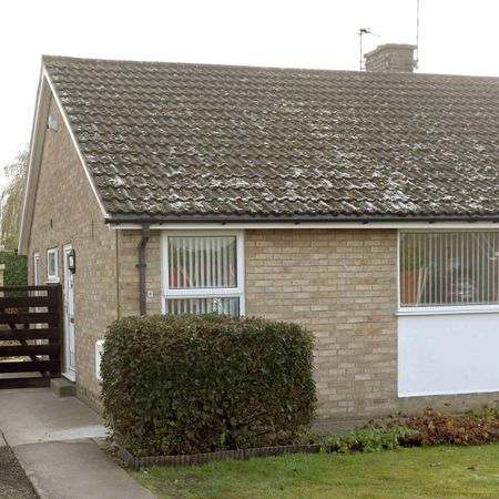 2 bedroom semi-detached bungalow to rent - Photo 4