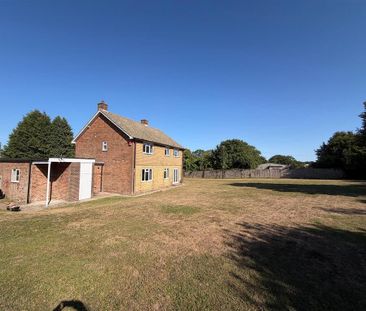 4 bedroom detached house to rent - Photo 3