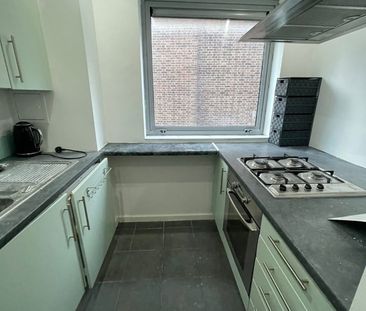 Room in a Shared Flat, Bromley High Street, E3 - Photo 3
