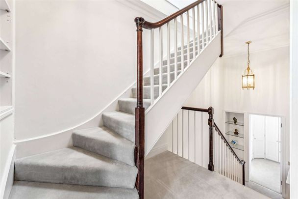 A beautiful family home with period features, a private garden and a double garage accessed from Mirena Mews. - Photo 1