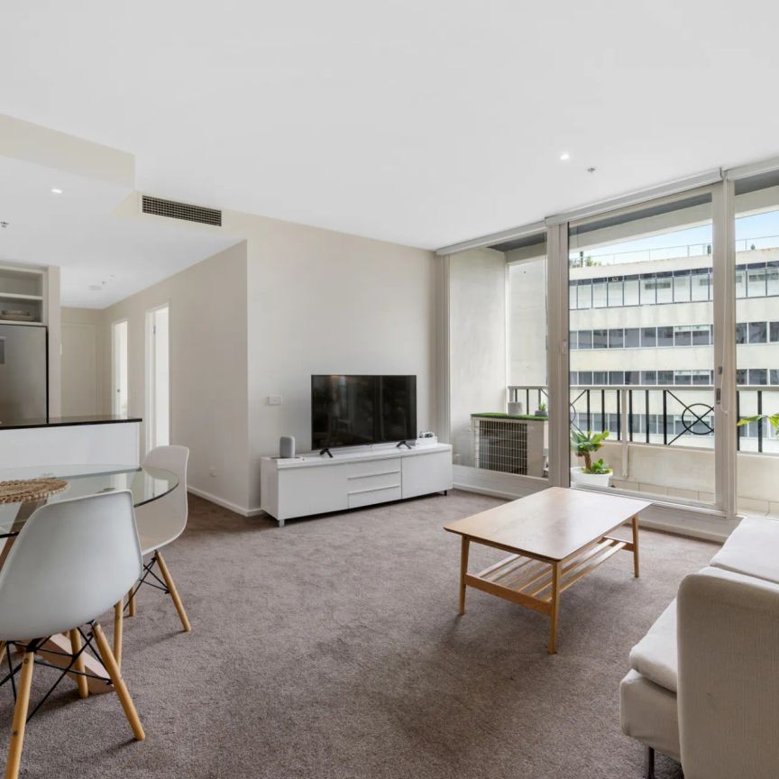 Light & bright apartment in ideal location - Photo 1