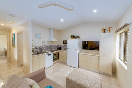 2 BEDROOM DUPLEX + ELECTRICITY AND WATER INCLUDED + SWIMMING POOL - Photo 4