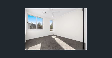 Modern 4-Bedroom Townhouse in the Heart of Nuovo - Photo 2