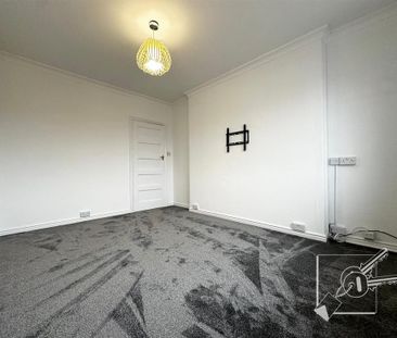 3 bedroom flat to rent - Photo 4