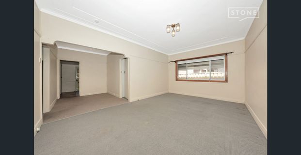 This Flat is located in the rear section of the front main house and is in a fantastic handy location being close to transport and more. - Photo 1