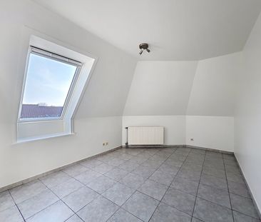 Aangenaam dakappartement met één slaapkamer, centraal gelegen. - Foto 1