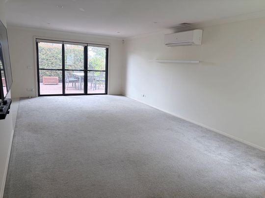 Charming 3-bedroom Family Home in the Heart of Narwee for lease - Photo 1