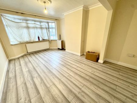 4 bedroom semi-detached house to rent - Photo 2