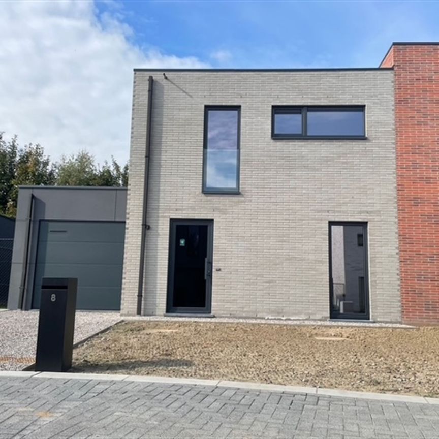 Nouvelle maison dans un quartier résidentiel - Photo 1