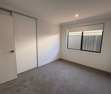 Brand New Modern Family Home with Quality Finishes in Prime Location - Photo 5