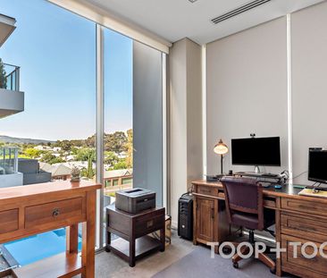 Large North Facing Fully Furnished Apartment - Photo 2