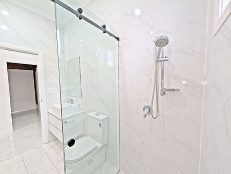 Spacious 6-Bedroom Family Home Now Available To Rent - Photo 5