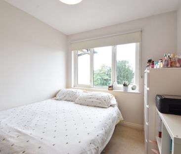 Parry Drive, Weybridge, KT13 - Photo 1