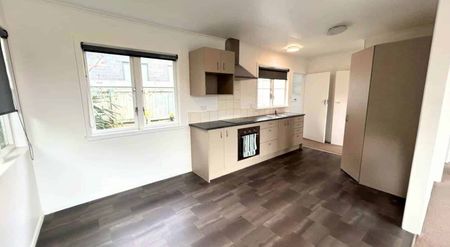 Hottest Price in Town - Priced Reduced $600p/w - Photo 3