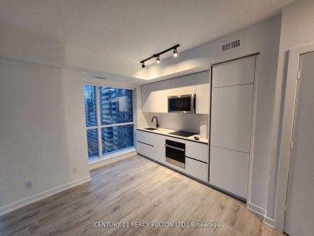327 king Street W #1807 - Photo 5