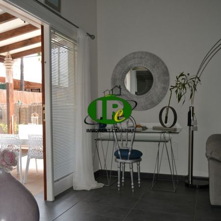 Bungalow, neu renoviert, mit 1 Schlafzimmer und sehr große Terrasse - Photo 2