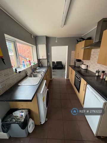 1 bedroom in a house share to rent - Photo 3