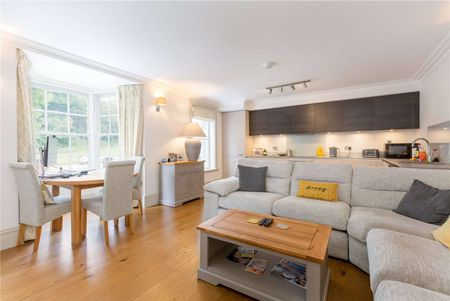 Contemporary two bedroom apartment close to The Pantiles and mainline station. - Photo 3