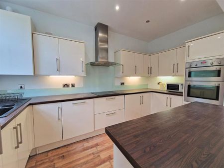 3 bedroom semi-detached house to rent - Photo 5
