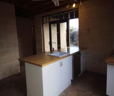 UNIQUE 5X1 HOME IN LOVELY ACSOT ESTATE - Photo 5